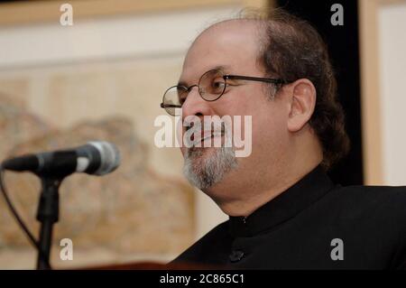 Austin, Texas USA, 30. Oktober 2005: Der indische Autor Salman Rushdie spricht über seine neuen Werke anlässlich des 10. Jahrestages des Texas Book Festivals. ©Bob Daemmrich Stockfoto