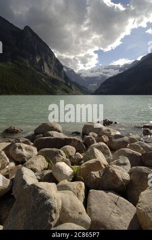 Banff National Park, Alberta Kanada, August 2005: Das Ufer des Lake Louise, eine weltberühmte Touristenattraktion wegen seiner atemberaubenden Schönheit in den Kanadischen Rockies. Der über 200 Meter tiefe See ist von November bis Juni gefroren. ©Bob Daemmrich Stockfoto