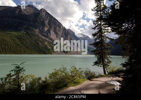 Banff National Park, Alberta Kanada, August 2005: Das Ufer des Lake Louise, eine weltberühmte Touristenattraktion wegen seiner atemberaubenden Schönheit in den Kanadischen Rockies. Der über 200 Meter tiefe See ist von November bis Juni gefroren. ©Bob Daemmrich Stockfoto