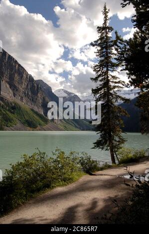 Banff National Park, Alberta Kanada, August 2005: Das Ufer des Lake Louise, eine weltberühmte Touristenattraktion wegen seiner atemberaubenden Schönheit in den Kanadischen Rockies. Der über 200 Meter tiefe See ist von November bis Juni gefroren. ©Bob Daemmrich Stockfoto