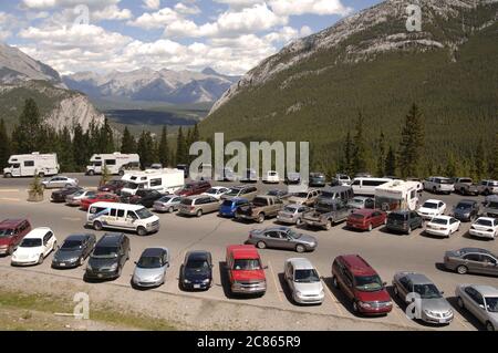 Banff National Park, Alberta, Kanada August 2005: Überfüllter Parkplatz am Fuße des Sulphur Mountain während der Hochsaison im Banff National Park. ©Bob Daemmrich Stockfoto