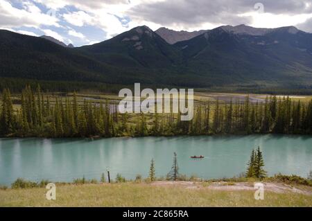 Banff National Park, Alberta Kanada, August 2005: Kanufahrer paddeln im Bow River, Bow Valley außerhalb von Banff auf dem Weg zum Lake Louise im Westen Albertas. ©Bob Daemmrich Stockfoto