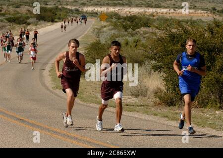 Comstock, Texas, USA, Oktober 2005: Die texanischen High School-Läufer gehen im windigen West Texas State Park auf die sanften Hügel des Seminole Canyon State Park. ©Bob Daemmrich Stockfoto