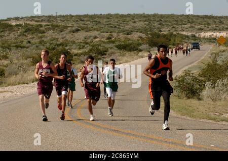 Comstock, Texas, USA, Oktober 2005: Die texanischen High School-Läufer gehen im windigen West Texas State Park auf die sanften Hügel des Seminole Canyon State Park. ©Bob Daemmrich Stockfoto