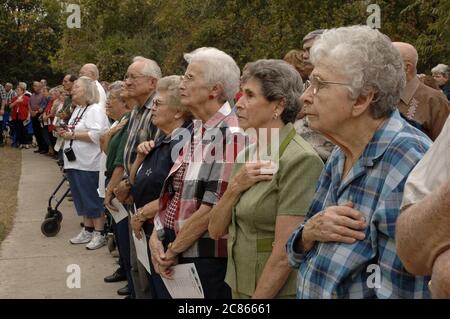 Pflugerville, Texas, USA, 11. November 2005: Zuschauer stehen bei der Einweihung des Fallen Warrior Memorial in einem Stadtpark auf dem Laufenden. Die Gedenkstätte ehrt die neun Soldaten, die vom Ersten Weltkrieg bis zur Gegenwart aus der kleinen Gemeinde im Zentrum von Texas außerhalb von Austin getötet wurden. ©Bob Daemmrich Stockfoto