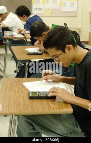 Brownsville, Texas, USA, 2. Dezember 2005: Schüler der Lopez High School nehmen an einem Überraschungsquiz im Geometriekurs Teil. ©Bob Daemmrich Stockfoto