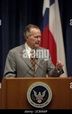 College Station, Texas USA, 7. November 2005: Der ehemalige US-Präsident George H.W. Bush spricht an der Bush School of Government and Public Affairs der Texas A&M University während einer Eröffnung einer Zugausstellung in der Bush Presidential Library. ©Bob Daemmrich Stockfoto