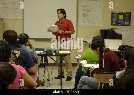 Brownsville, Texas, USA, 2. Dezember 2005: Veteranenlehrer unterrichten Schüler in der Algebra-Klasse an der Lopez High School, wo die Schülerpopulation mehr als 99% Hispanic beträgt. ©Bob Daemmrich Stockfoto