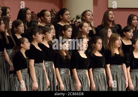 Brownsville, Texas, USA, Dezember 2005: Hanna High School Women's Choir singt Weihnachtszahlen bei seinem jährlichen Weihnachtsprogramm in einer lokalen Kirche. 98 % der Schüler der Schule sind hispanisch. ©Bob Daemmrich Stockfoto