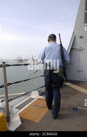 Ingleside, Texas USA, 12. Januar 2006: Sicherheitsbeamter an Bord des amphibischen Transportdocks der USS San Antonio (LPD-17) zur Vorbereitung der Inbetriebnahme am Samstag. ©Bob Daemmrich Stockfoto