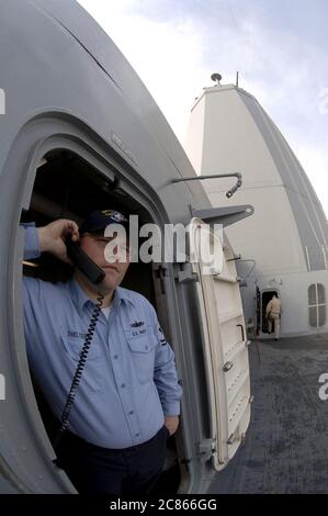 Ingleside, Texas, USA, 12. Januar 2006: Sailor nutzt das Telefon an Deck des 684 Fuß langen San Antonio Amphibious Transport Dock Schiffes, das über 700 Marines mit fortschrittlichen Systemen in die Schlacht schleppen kann. ©Bob Daemmrich Stockfoto