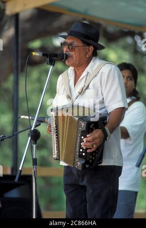 Hispanische Akkordeonspielerin beim Conjunto Festival in Austin, Texas. ©Bob Daemmrich Stockfoto