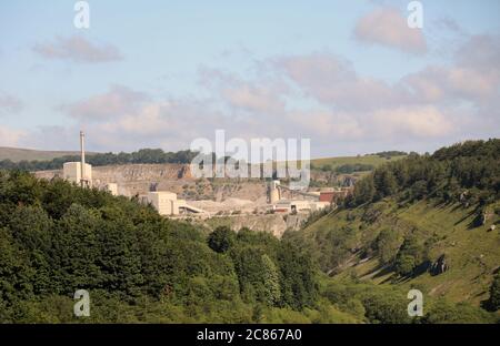 Tunstead Kalksteinbruch im Besitz von Tarmac von der A6 in Derbyshire gesehen Stockfoto