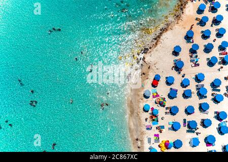 Luftaufnahme von oben auf dem beliebten Nissi Bay Beach. Bezirk Famagusta, zypern Stockfoto