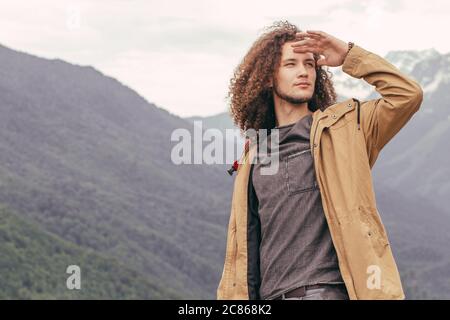 Happy Traveler am Berg mit Blick auf die Zukunft. Aktiven, gesunden Lebensstil Konzept Stockfoto