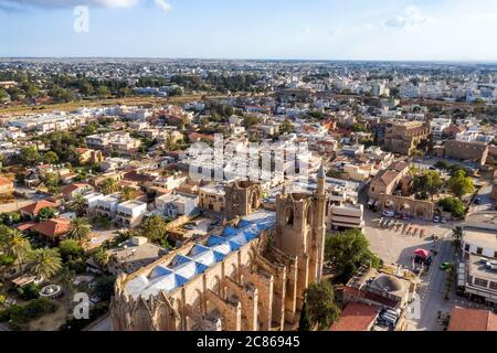 Famagusta Stadtbild mit Lala Mustafa Pasha Moschee. Bezirk Famagusta, Zypern Stockfoto