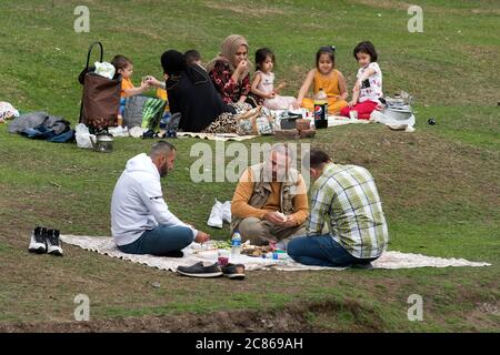 Kurdische Familienfreunde bei einem Picknick im Carding Mill Valley, Shropshire, England Stockfoto