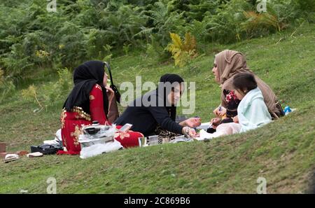 Kurdische Familienfreunde bei einem Picknick im Carding Mill Valley, Shropshire, England Stockfoto