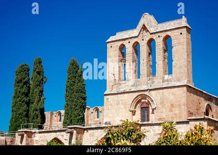 Bellapais Abtei aus dem 13. Jahrhundert. Berühmte Touristenattraktion auf der Nordseite des kleinen Dorfes Bellapais. Kyrenia District, Zypern Stockfoto