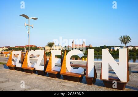 Stettin, Polen - 19. Juli 2020: Stettin City Promotion-Schild auf Lasztownia Insel Boulevard mit Waly Chrobrango im Hintergrund. Stockfoto