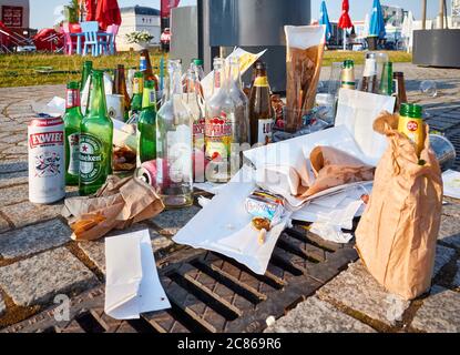 Stettin, Polen - 19. Juli 2020: Nahaufnahme von Bierflaschen und Müll auf dem Bürgersteig der Lasztownia Insel Boulevard, selektiver Fokus. Stockfoto