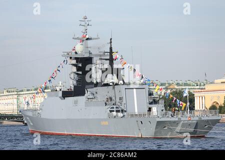 Corvette Boikiy auf dem Neva River Vorbereitung für die Parade zum russischen Navy Day in St. Petersburg, Russland Stockfoto