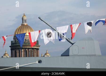 Russische Navy Fregatte Admiral Kasatonov gegen St. Isaac Kathedrale in St. Petersburg, Russland Stockfoto
