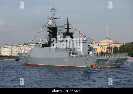 Corvette Boikiy auf dem Neva River Vorbereitung für die Parade zum russischen Navy Day in St. Petersburg, Russland Stockfoto