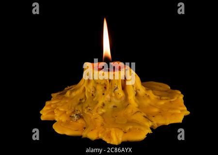 Licht flammen Kerze hell brennen auf schwarzem Hintergrund Stockfoto