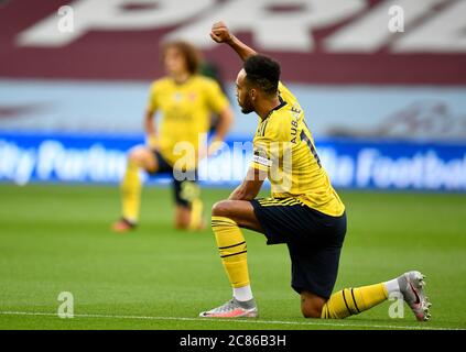 Pierre-Emerick Aubameyang von Arsenal unterstützt die Bewegung Black Lives Matter während des Premier League-Spiels in Villa Park, Birmingham. Stockfoto