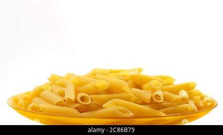 Rohe italienische Penne rigate Pasta auf weißem Hintergrund Stockfoto