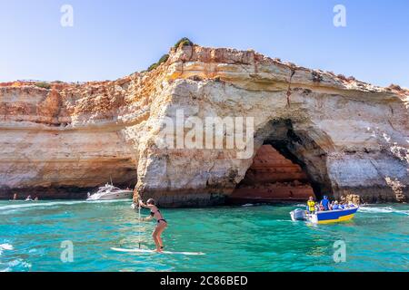 Boat Benagil Caves Tours. Die schönsten Höhlen an der Algarve Kajak-Höhlenbootfahrt, Besichtigungstouren durch die Benagil-Höhlen auf dem Algar Stockfoto