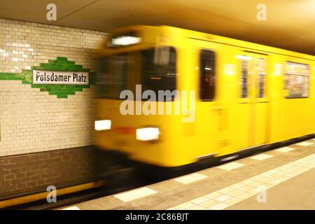 U-Bahn bis Potsdamer Station in Berlin Stockfoto