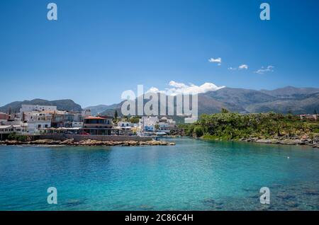 Blick auf den Hafen des traditionellen Küstendorfes Sisi auf Kreta Stockfoto