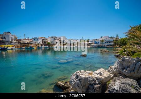 Blick auf den Hafen des traditionellen Küstendorfes Sisi auf Kreta Stockfoto