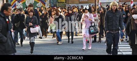 Teenager beim Spaziergang in Shibuya Crossing, Tokio Stockfoto