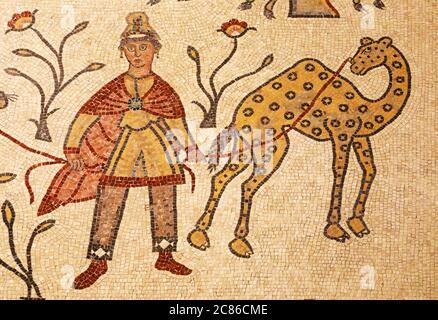 Mann mit Dromedar in alten Mosaiken des Mount Nebo, Jordanien Stockfoto