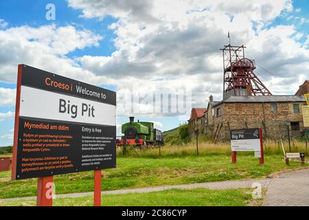 Blaenavon, Wales - Juli 2020: Zweisprachiges Schild vor dem Eingang zum Big Pit Museum in Blaenavon. Es ist eine beliebte Besucherattraktion, die das A zeigt Stockfoto