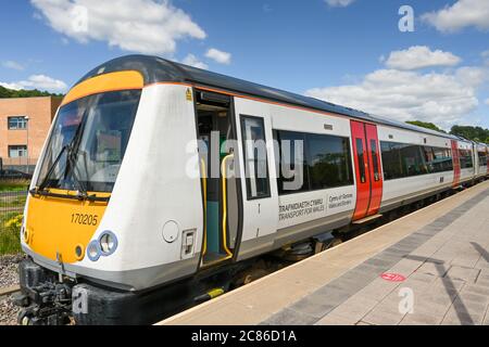 Ebbw Vale, Wales - Juli 2020: Personenzug neben dem Bahnsteig am Bahnhof Ebbw Vale. Der Zug ist in den neuen Farben von Transport for Wales Stockfoto