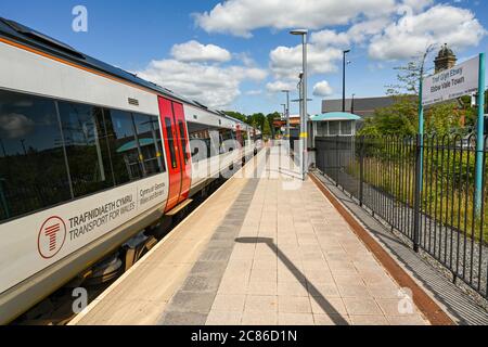 Ebbw Vale, Wales - Juli 2020: Personenzug neben dem Bahnsteig am Bahnhof Ebbw Vale. Der Zug ist in den neuen Farben von Transport for Wales Stockfoto