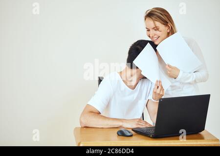 Glückliches Paar, das zu Hause auf dem Laptop auf dem Bankkonto sitzt Stockfoto