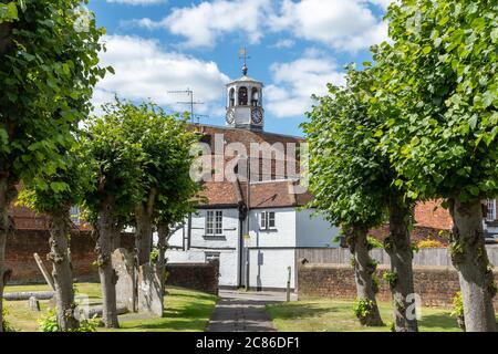 Blick auf den Uhrenturm der Markthalle von der St Mary's Church in Old Amersham, Buckinghamshire, Großbritannien Stockfoto