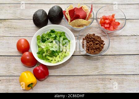 Gesunde gesunde Zutaten bereit, Mahlzeit Kit Familie Abendessen von Gourmet Taco Salat mit frischem Gemüse vorzubereiten Stockfoto