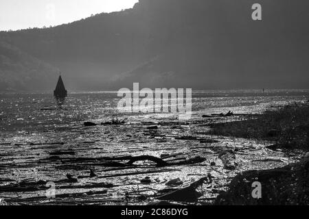 Schwarz-weiße Landschaft mit etwas Schmutz und einer überfluteten Kirche im Sau-Sumpf in Katalonien Stockfoto