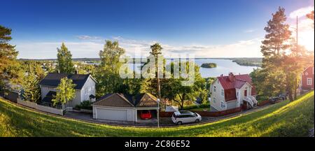 Pispala Gebiet in Tampere, Finnland an schönen sonnigen Abend mit Blick auf den See Pyhajarvi Stockfoto