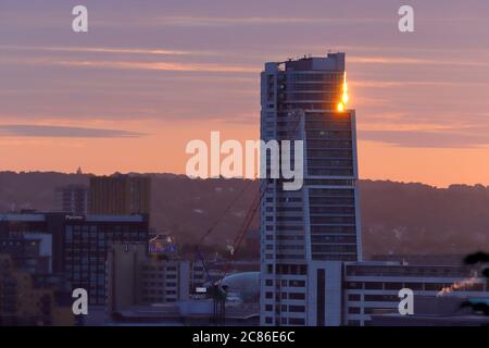 Die Sonne leuchtet am Rande des Bridgewater Place Skyscraper im Stadtzentrum von Leeds Stockfoto