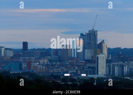 Leeds City Skyline von Rothwell aus gesehen. Arena Village Campus Studentenwohnhaus, dominiert den Horizont. Stockfoto