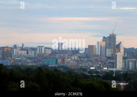 Leeds City Skyline von Rothwell aus gesehen. Arena Village Campus Studentenwohnhaus, dominiert den Horizont. Stockfoto