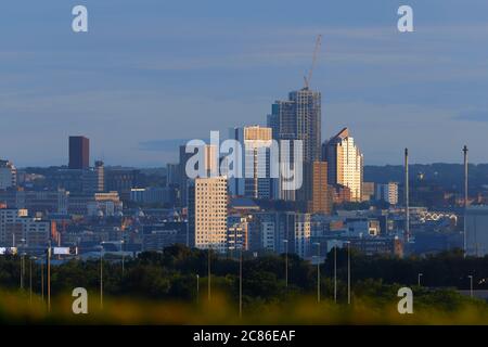 Leeds City Skyline von Rothwell aus gesehen. Arena Village Campus Studentenwohnhaus, dominiert den Horizont. Stockfoto