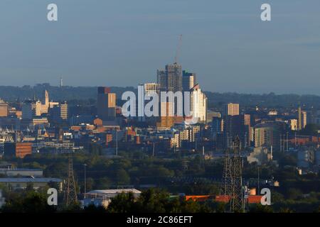 Leeds City Skyline von Rothwell aus gesehen. Arena Village Campus Studentenwohnhaus, dominiert den Horizont. Stockfoto